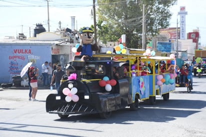 El trenecito también formó parte del desfile del Colegio Bilingüe San Ángel (EL SIGLO DE TORREÓN/FERNANDO COMPEÁN)