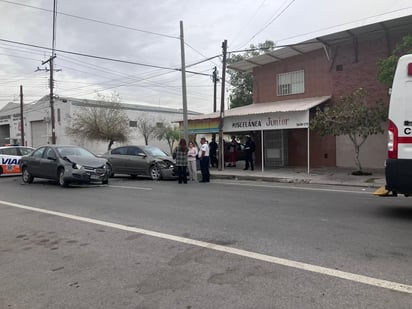 Ambos automóviles fueron trasladados a un corralón para su resguardo mientras se pagan las multas. (EL SIGLO DE TORREÓN)