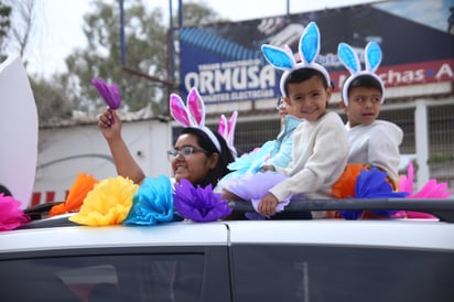 Con carros alegóricos, estudiantes con ropa alusiva a la estación participaron en el desfile. (Foto: VAYRON JOETAM ALFONSO / EL SIGLO DE TORREÓN)