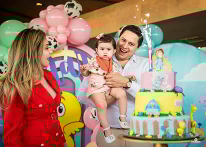 Niña Mar Hernández Montes de 1 año de edad acompañada de sus papás Enrique Hernández Uvence y Diana Montes Alarcón