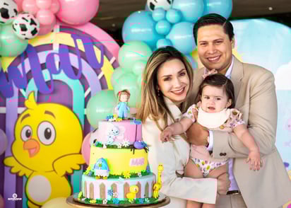 La pequeña Mar con su familia