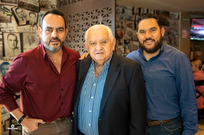 Cumpleaños número 83 del Sr. Jorge Rivero Villalpando acompañado de sus
hijos Jorge y Rodolfo.- ERICK SOTOMAYOR FOTOGRAFÍA