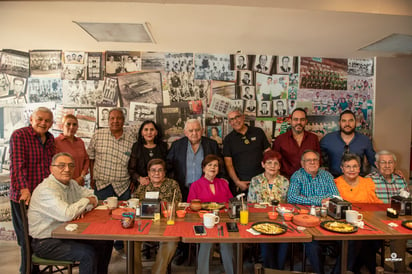 El cumpleañero Jorge Rivero Villalpando acompañado por toda su familia.- ERICK SOTOMAYOR FOTOGRAFÍA