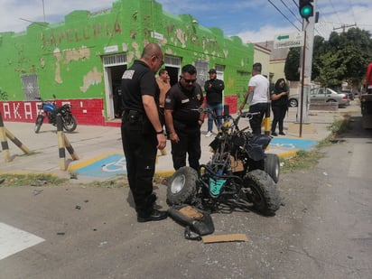 El taxi terminó con daños en la carrocería y la cuatrimoto destrozada. (EL SIGLO DE TORREÓN)