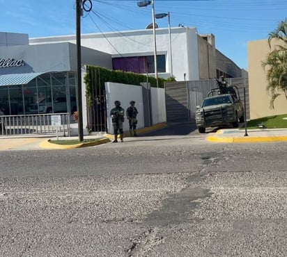 Elementos del Ejército vigilan la funeraria a donde fue trasladado el presunto cuerpo de 'El Chueco'. (ESPECIAL)