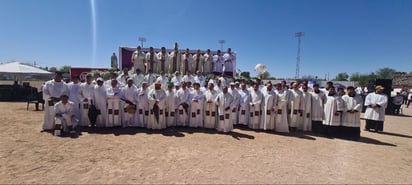 Participaron todos los sacerdotes que conforman la comunidad católica. (Foto: RENÉ ARELLANO / EL SIGLO COAHUILA)