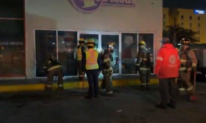 Con ayuda de un camión cisterna y dos pipas se logró sofocar el incendio. (Foto: ISABEL AMPUDIA / EL SIGLO COAHUILA)