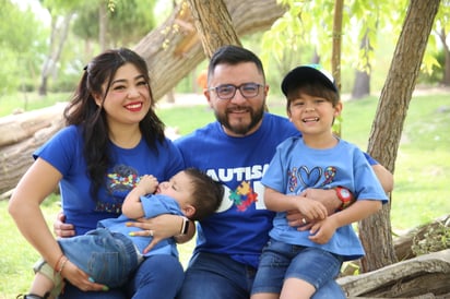 La familia azul conformada por Kely, Jesús, Nico y Servando, piden conocer más sobre el autismo para evitar prejuicios y discriminación.