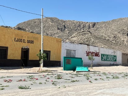 Una de las tradiciones es que las familia riegan y colocan ramas y flores por el camino donde avanzará la procesión. (EL SIGLO DE TORREÓN)