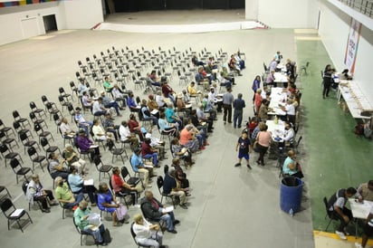 El operativo de entrega se lleva a cabo en el Auditorio de la Expoferia Gómez Palacio desde el día 4 de abril. (EL SIGLO DE TORREÓN)