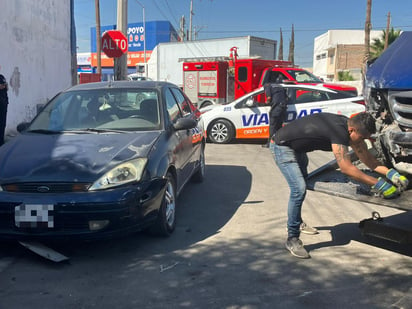 Paramédicos de la Cruz Roja atendieron a la mujer quien fue trasladada de emergencia a la clínica 16 del IMSS. (EL SIGLO DE TORREÓN)