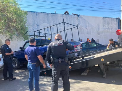 Elementos de la Policía Municipal aseguraron al conductor. (EL SIGLO DE TORREÓN)