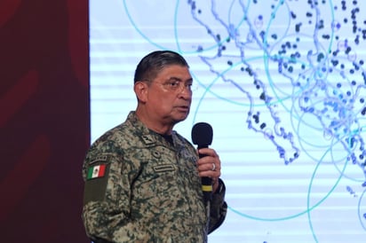 El general Sandoval González suele viajar acompañado. (ARCHIVO)