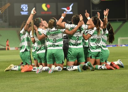 Tras el primer gol, las Guerreras hacen un homenaje al padre de Priscila Padilla, quien falleció. (FOTO: RAMÓN SOTOMAYOR)