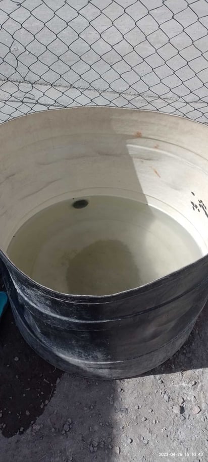 El joven cayó a un tinaco de agua instalado en el patio de su casa.
