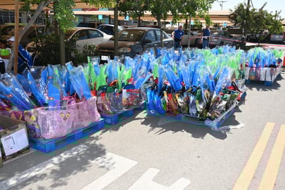 A cada uno de los niños asistentes se les entregó un kit de regalo (CORTESÍA)