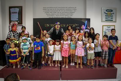 Lo motivan. Los niños siempre se divierten con 'Tommy'. (EDDIE RUÍZ / EL SIGLO DE TORREÓN)