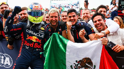 Sergio Pérez celebra con algunos compañeros de Red Bull luego de obtener la victoria.