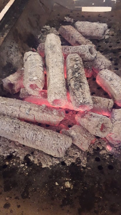 Durante el proceso de creación, el carbón que creaba seguía emitiendo mucho humo.