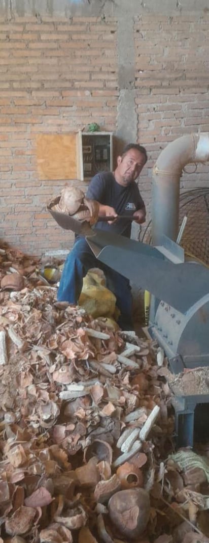 Juan Manuel Covarrubias combina la cáscara de coco con otros elementos, ninguno de ellos es producto de algún árbol, y con ello logró crear un carbón ecológico.