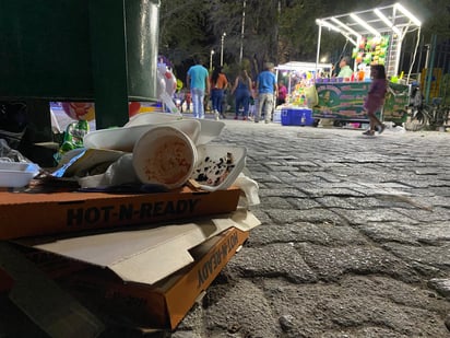 Los espacios sucios y llenos de basura en la Alameda de Torreón hablan por sí mismos. (EL SIGLO DE TORREÓN)