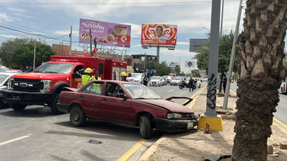 Entre las personas que presenciaron el accidente se acercó un hombre que dijo ser médico y le brindó los primeros auxilios. (EL SIGLO DE TORREÓN)