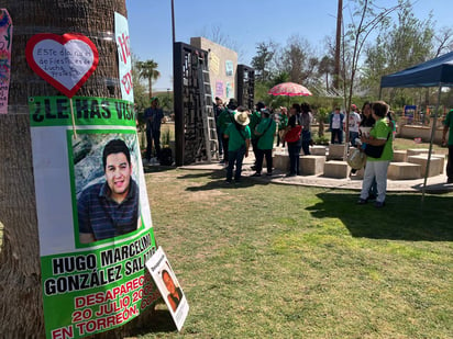 En el Memorial colocaron listones con los nombres y en el muro de los desaparecidos, las fotos de quienes esperan regresen a casa.