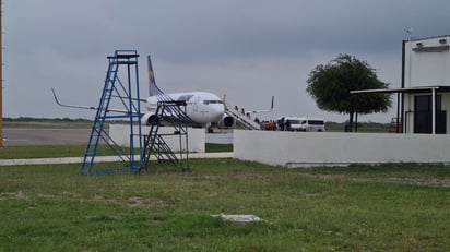 Los migrantes fueron trasladados en un avión Boeing 737-300 de la empresa Magnicharter. (Foto: RENÉ ARELLANO / EL SIGLO COAHUILA)