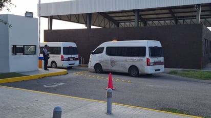 Los migrantes llegaron al aeropuerto en unidades tipo Van. (Foto: RENÉ ARELLANO / EL SIGLO COAHUILA)