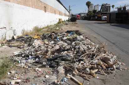 Están abiertos los canales para denunciar a los ciudadanos que tiren basura en las calles o espacios públicos prohibidos de Torreón.