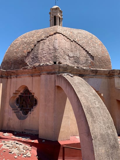 El padre Alejandro Neri detectó problemas en la estructura de la iglesia. (Foto: SERGIO A. RODRÍGUEZ / EL SIGLO COAHUILA)