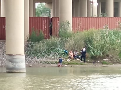 Un grupo de personas permanece en la orilla del río Bravo. (Foto: RENÉ ARELLANO / EL SIGLO COAHUILA)