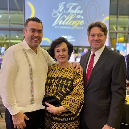 Los laguneros Íñigo Arzac Romo, Yeye Romo Zozaya y el Cónsul de México en San Antonio, Texas, Rubén Minutti, en la la gala del CRIT San Antonio.