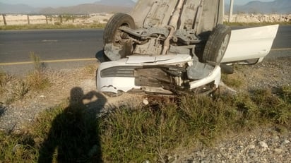 Debido a que el conductor frenó de manera repentina, perdió el control del vehículo y tras un impacto terminó junto a la carretera. (EL SIGLO COAHUILA)