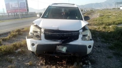 La camioneta terminó con daños en la parte frontal. (EL SIGLO COAHUILA)