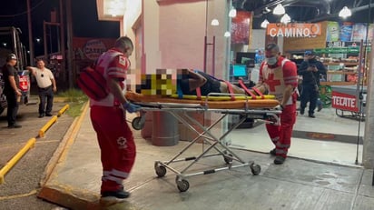 Paramédicos de Cruz Roja le atendieron y trasladaron al Hospital General Amparo Pape de Benavides. (Foto: SERGIO A. RODRÍGUEZ / EL SIGLO COAHUILA)