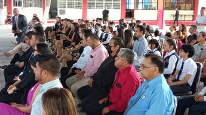 Al evento acudieron exalumnos y padres de familia. (Foto: RENÉ ARELLANO / EL SIGLO COAHUILA)