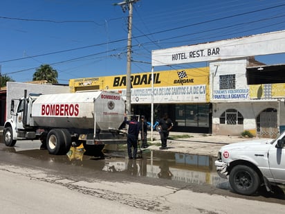 Ayer y hoy, desde muy temprano, con motobombas el personal de Bomberos se encarga de desaguar los puntos reportados por los ciudadanos. (EL SIGLO DE TORREÓN)