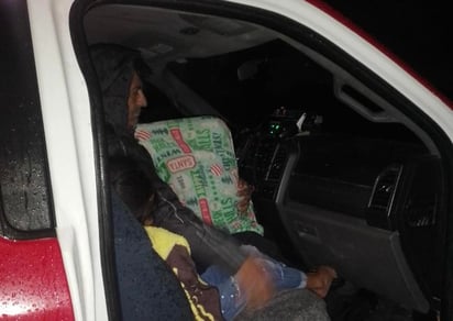 Los moradores del humilde hogar fueron trasladados a la vivienda de uno de sus familiares. (Foto: SERGIO A. RODRÍGUEZ / EL SIGLO COAHUILA)
