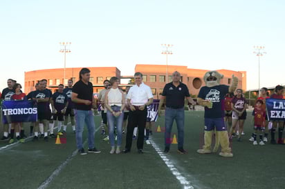 Pedro Muñoz, Ana Sofía Méndez, Jaime Méndez y David Vargas, acompañados de Puma, la mascota del colegio, durante el corte inaugural(EL SIGLO DE TORREÓN/FERNANDO COMPEÁN)