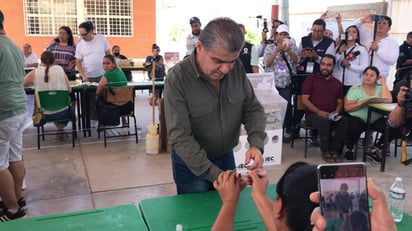 Miguel Ángel Riquelme acudió a votar en compañía de su familia y posteriormente se dirigió a la ciudad de Saltillo, donde esperará los resultados. (FERNANDO COMPEÁN)