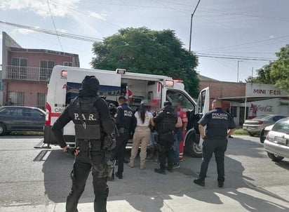 Dos hombres que acudieron al apoyo de una mujer presuntamente violentada en Torreón, terminaron con heridas por arma blanca, causadas por el agresor de la afectada. (EL SIGLO DE TORREÓN)