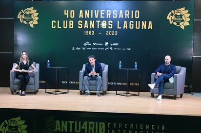 Alejandro Irarragorri (c) y Dante Elizalde hablaron sobre las actividades que se realizarán de cara al aniversario 40 de los Guerreros, también se aclararon dudas sobre temas de actualidad de Santos. (RAMÓN SOTOMAYOR)