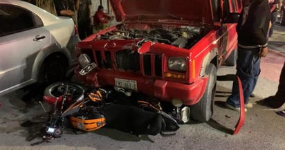 Una pareja de 16 y 17 años de edad fueron impactados por una Jeep Cherokee cuando circulaban a bordo de su motocicleta.