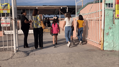 Las madres de familia se sorprendieron que durante la mañana la puerta de la escuela estaba abierta. (Foto: SERGIO A. RODRÍGUEZ / EL SIGLO COAHUILA)