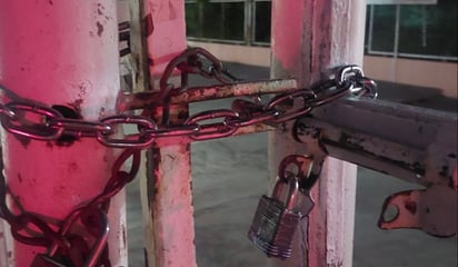 Durante la noche fue colocado el candado en la entrada de la escuela. (Foto: SERGIO A. RODRÍGUEZ / EL SIGLO COAHUILA)