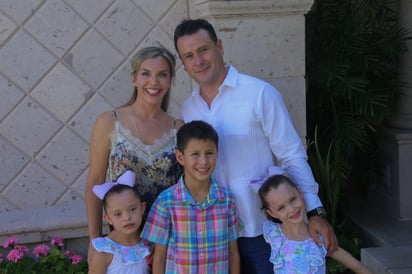 Carla Romo y Héctor González junto a sus hijos Ivana, Max y Mariacarla. 
