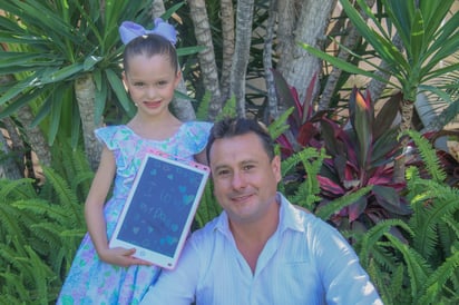 Mariacarla Romo González junto a su papá Héctor Iván González.