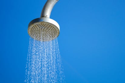 Las duchas con agua helada no son tan eficaces contra el calor.