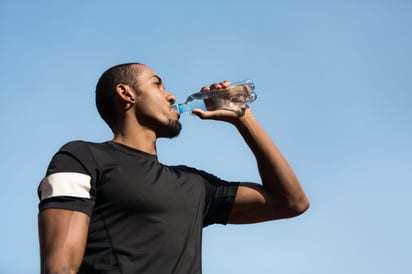 La correcta hidratación es básica para combatir el calor.